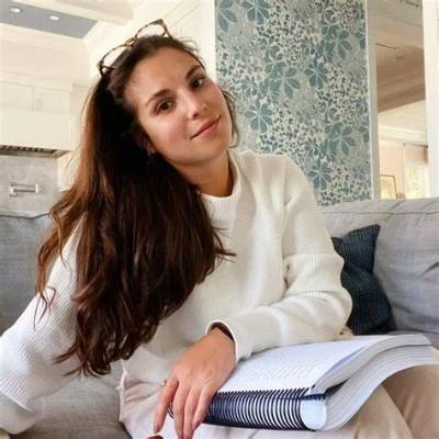 Victoria Aveyard - Age, Family, Bio