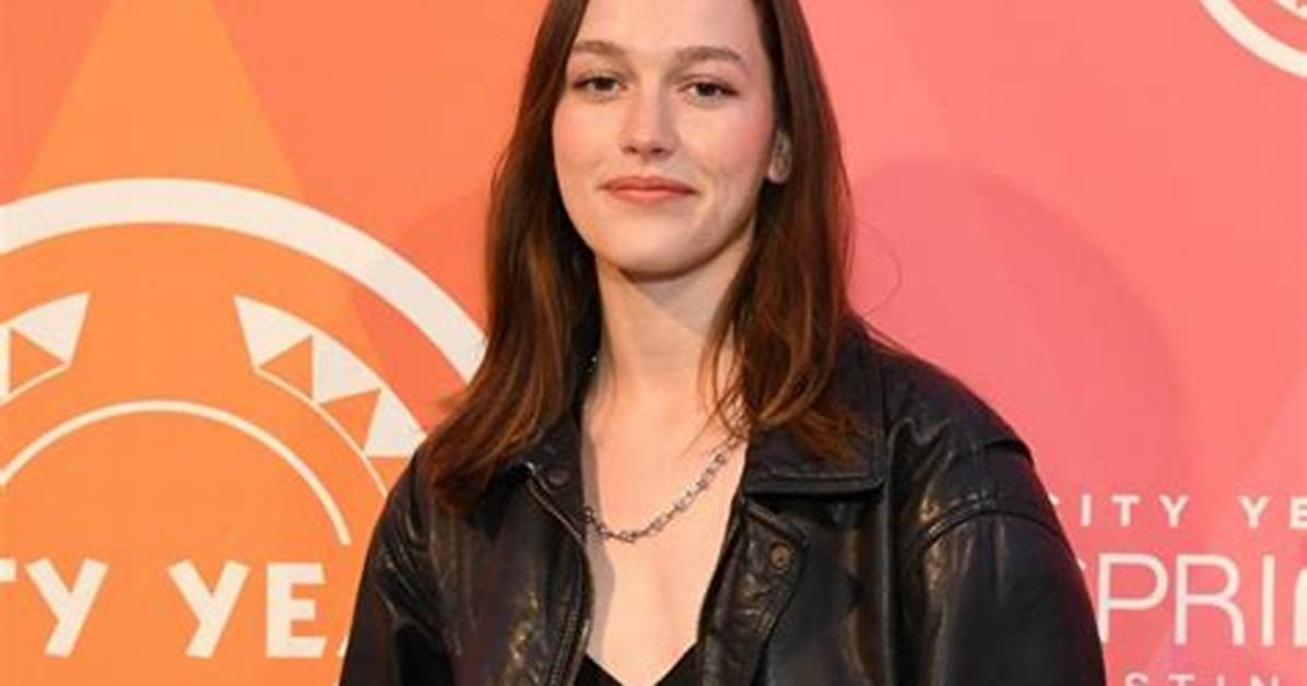 Victoria Pedretti Net Worth - Wiki, Age, Weight and Height, Relationships, Family, and More