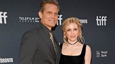 Who Are Grace Van Dien Parents Casper Van Dien and Carrie Mitchum? the Stranger Things Actress Has Famous Parents