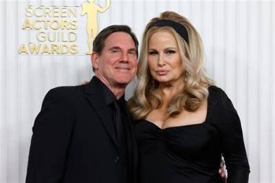 Who Are Jennifer Coolidges Parents? Jennifer Coolidge Biography, Parents Name, Nationality and More