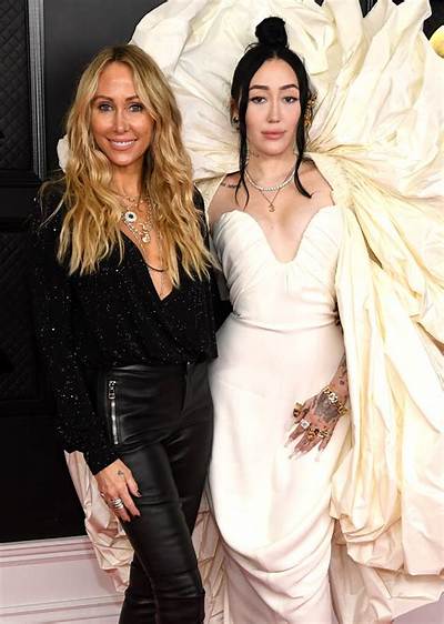 Who Are Noah Cyruss Parents? Noah Cyrus Biography, Parents Name, Nationality and More