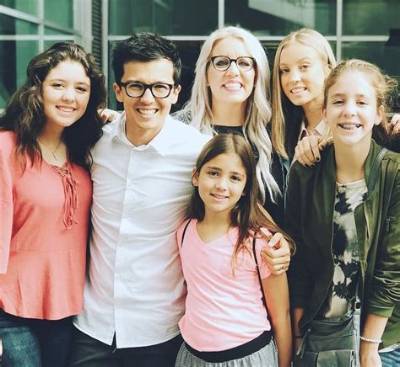 Who Are Riley Hubatka Family?
