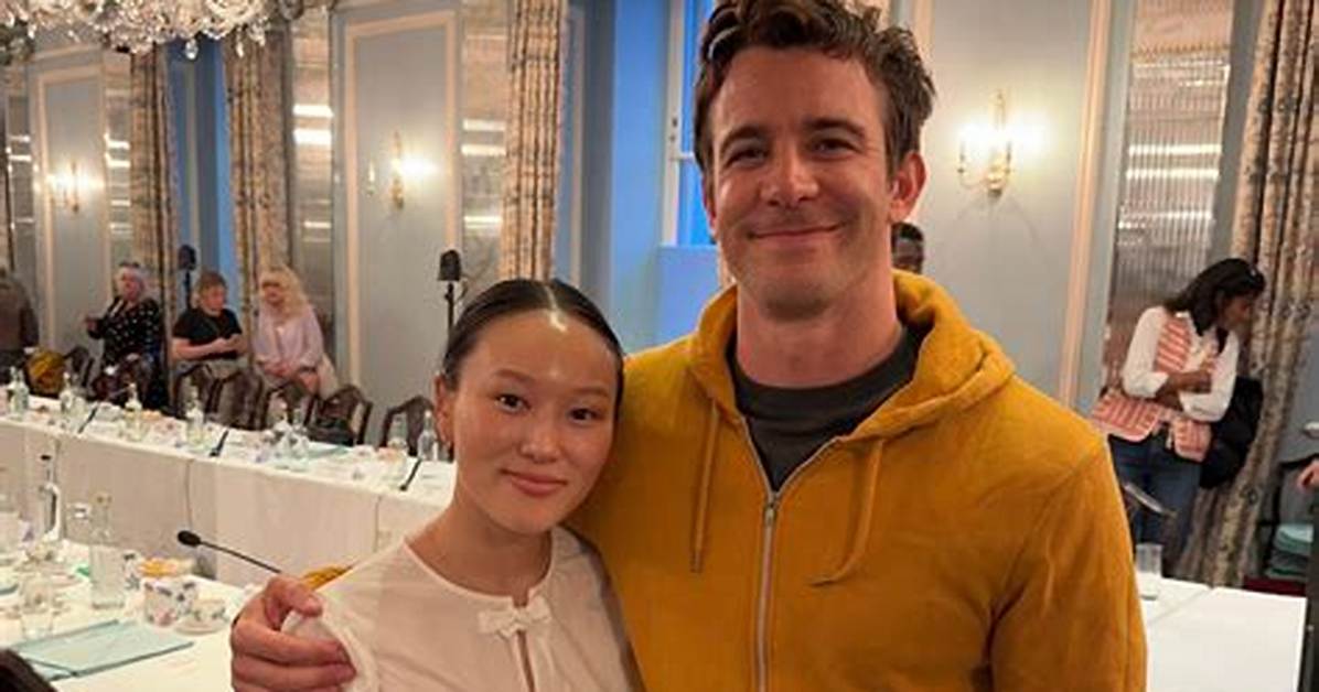 Who Is Actor Luke Thompson Wife? Family Age and Instagram